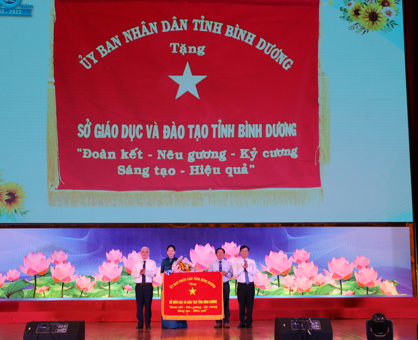 Đồng chí Nguyễn Văn Lợi và đồng chí Võ Văn Minh tặng bức trướng cho Sở GD&ĐT tỉnh.